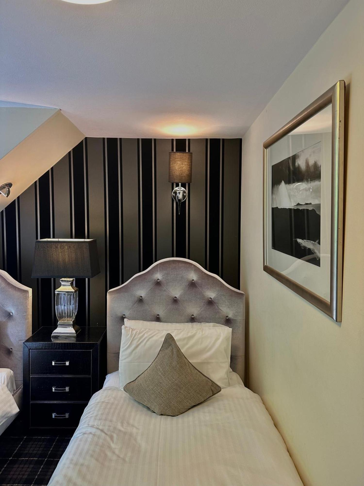 The Tobermory Hotel エクステリア 写真